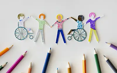 Bunte Papierfiguren als Symbol für Inklusion und Vielfalt.